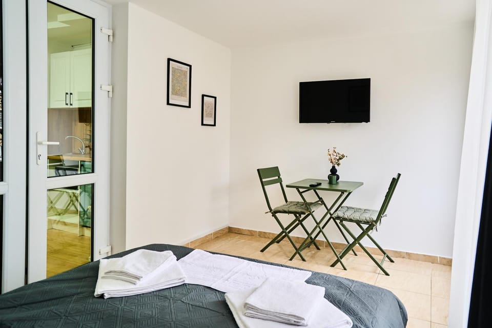 Bed, TV and multimedia, Bedroom, towels