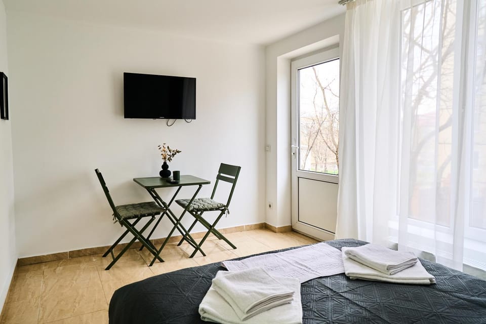 Bed, TV and multimedia, Bedroom, towels