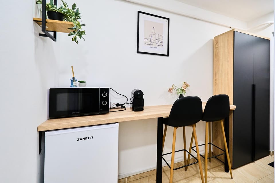 Coffee/tea facilities, Dining area, microwave, wardrobe