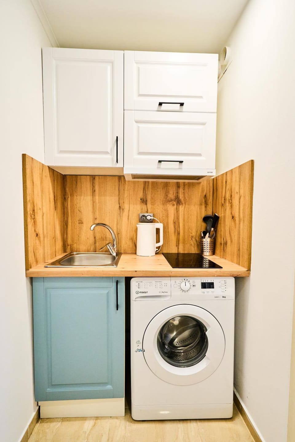 Coffee/tea facilities, Kitchen or kitchenette, stove, washing machine