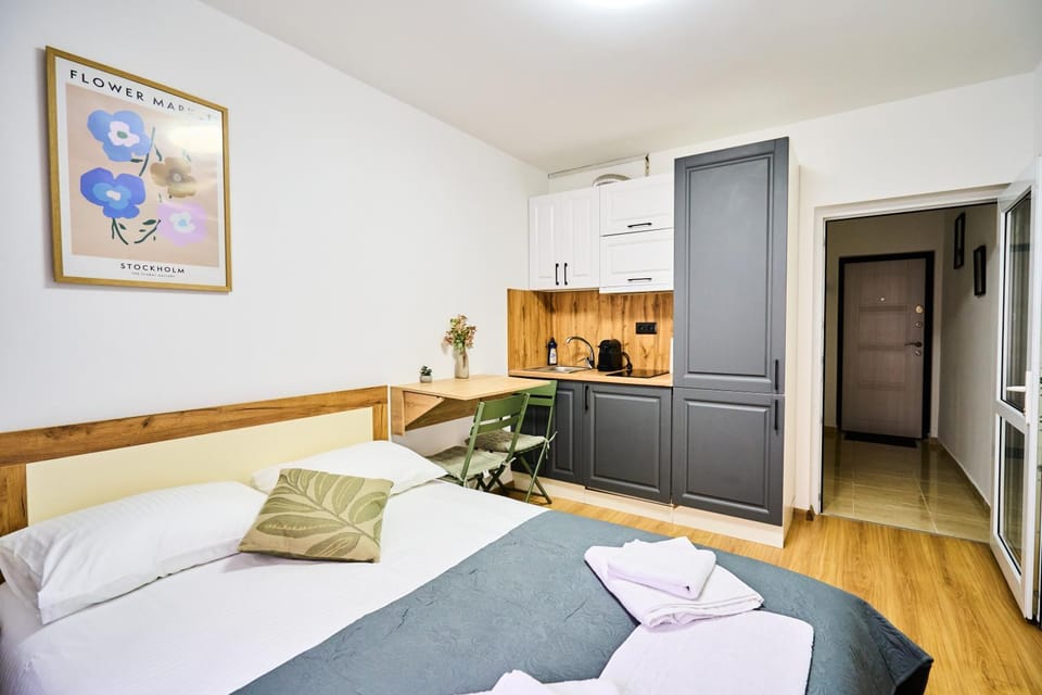 Bed, Bedroom, towels