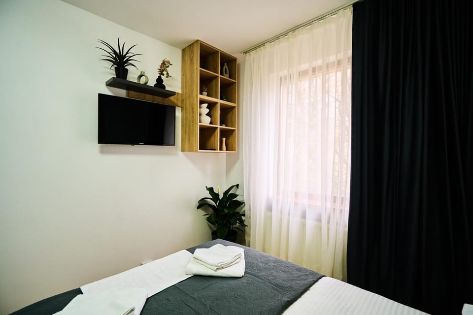 Bed, TV and multimedia, Bedroom, towels