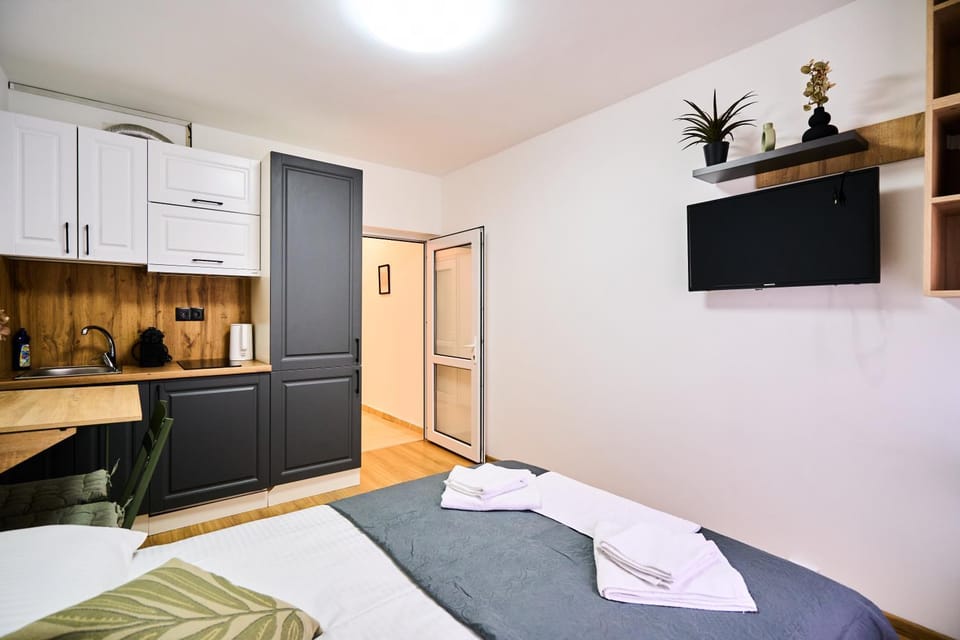 Bed, TV and multimedia, Kitchen or kitchenette, Bedroom, towels