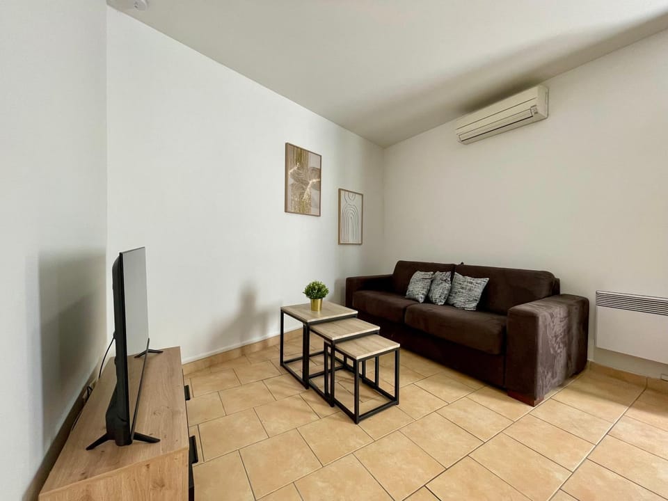 Communal lounge/ TV room, TV and multimedia, Living room, air conditioner