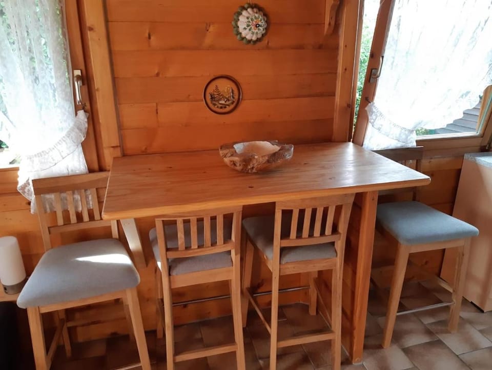 Seating area, Dining area