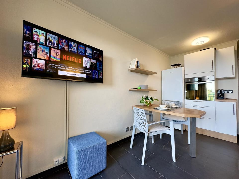 TV and multimedia, Kitchen or kitchenette, Living room, Dining area, oven