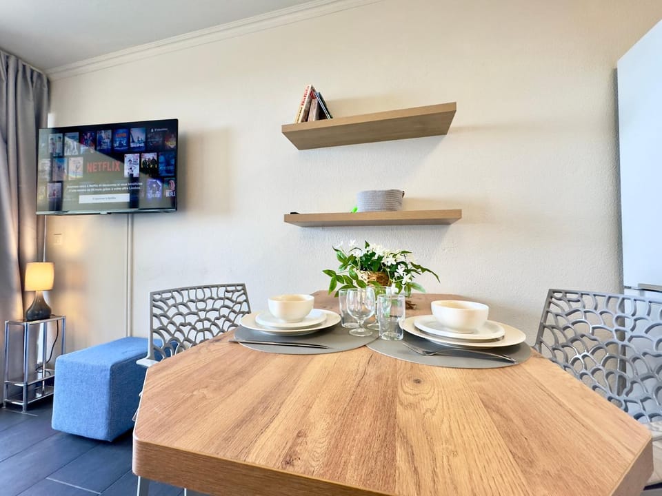 TV and multimedia, Living room, Dining area