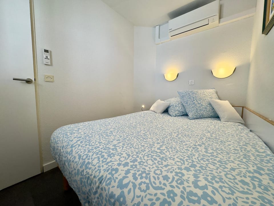 Bed, Photo of the whole room, Bedroom, air conditioner