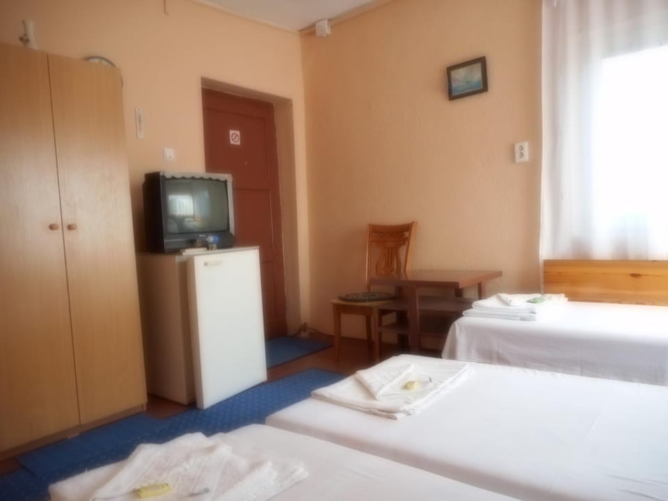 Shower, Toilet, Patio, Garden, Bathroom, fireplace, flat iron, furniture, heating, internet, oven, stove, toaster, towels, kitchen, acessibility