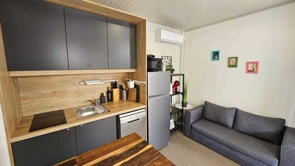 Coffee/tea facilities, Kitchen or kitchenette, Living room, Seating area, Dining area, stove, toaster