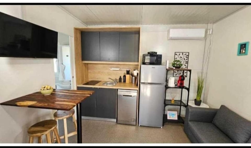 TV and multimedia, Coffee/tea facilities, Kitchen or kitchenette, Living room, Seating area, Dining area, stove, toaster