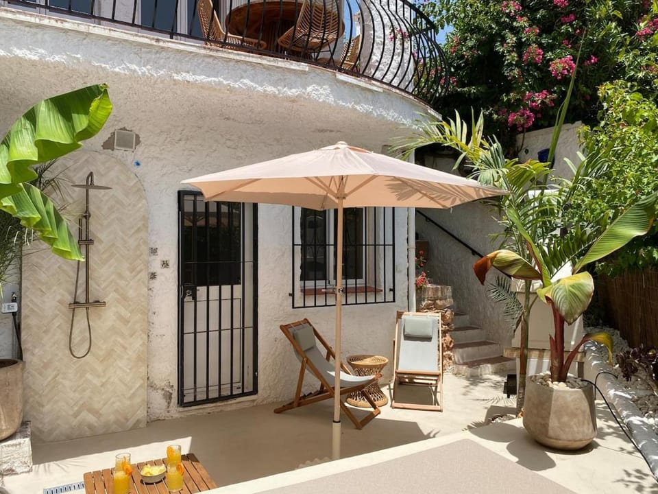Property building, Garden, Garden view, sunbed