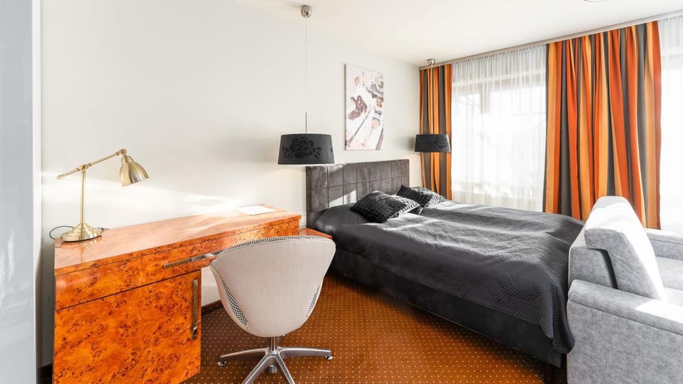 Bed, Seating area