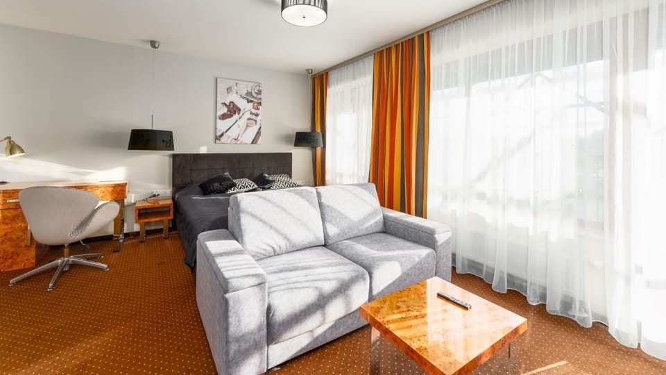 Bed, Seating area