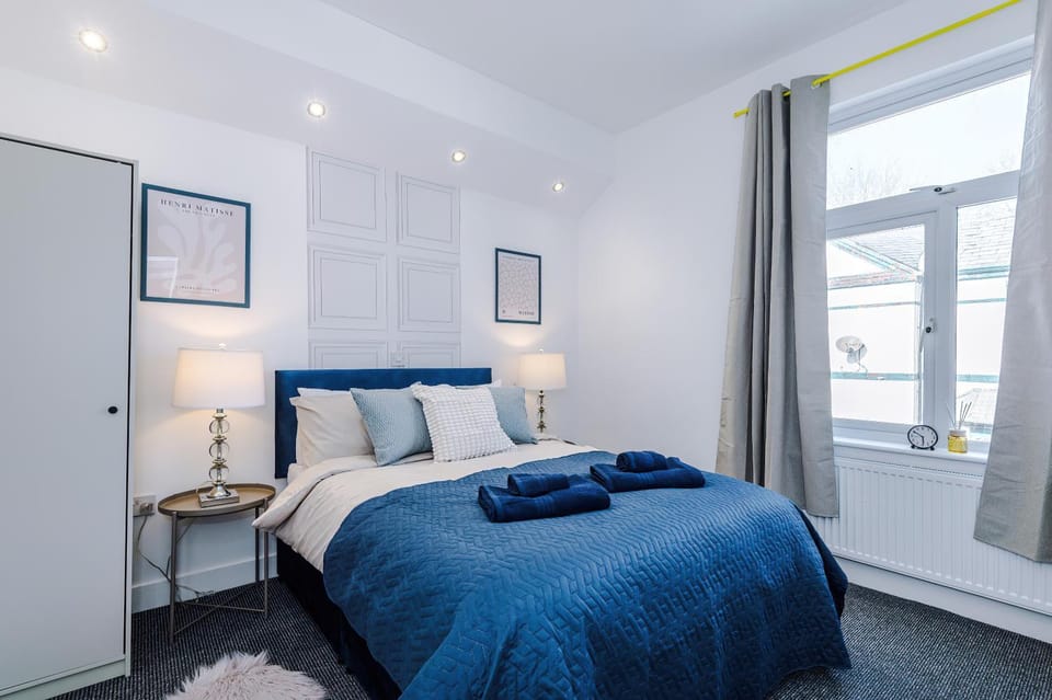 Incredible 4Bedroom Home In Salford, Game Room, Free Parking, Smart TV Apartment in Salford