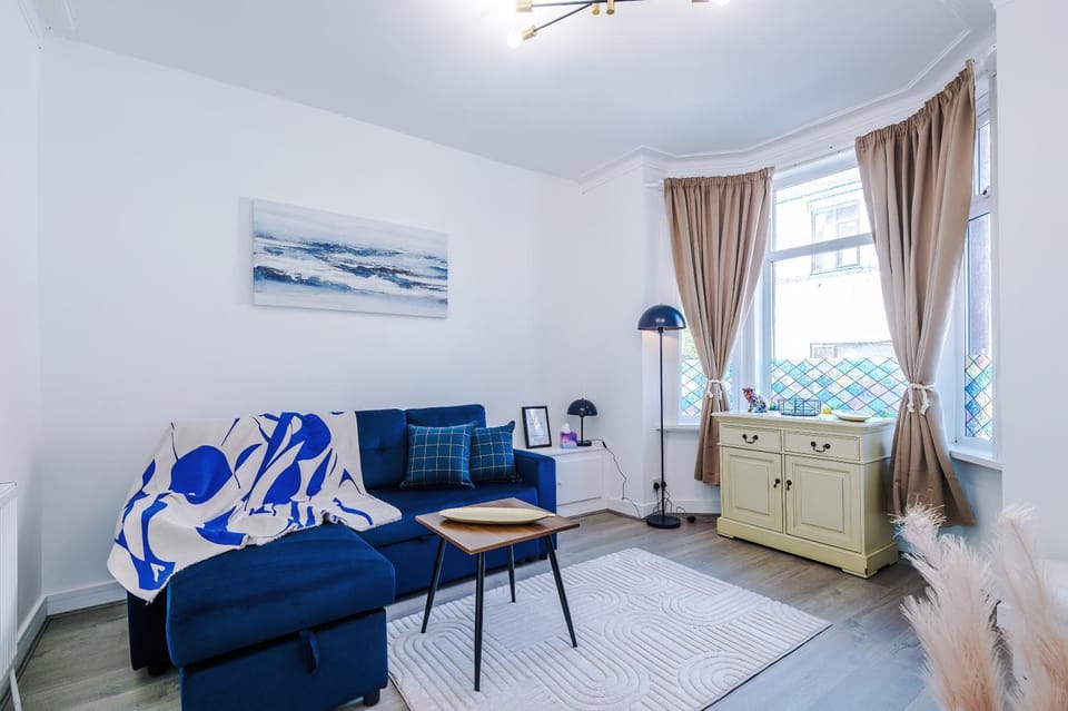 Incredible 4Bedroom Home In Salford, Game Room, Free Parking, Smart TV Apartment in Salford