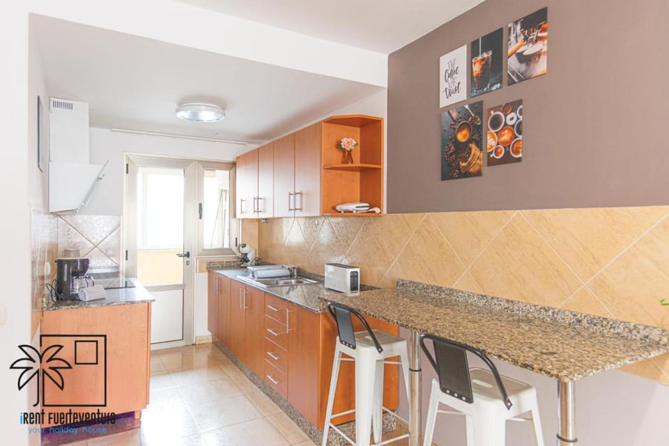Coffee/tea facilities, Kitchen or kitchenette, oven, stove