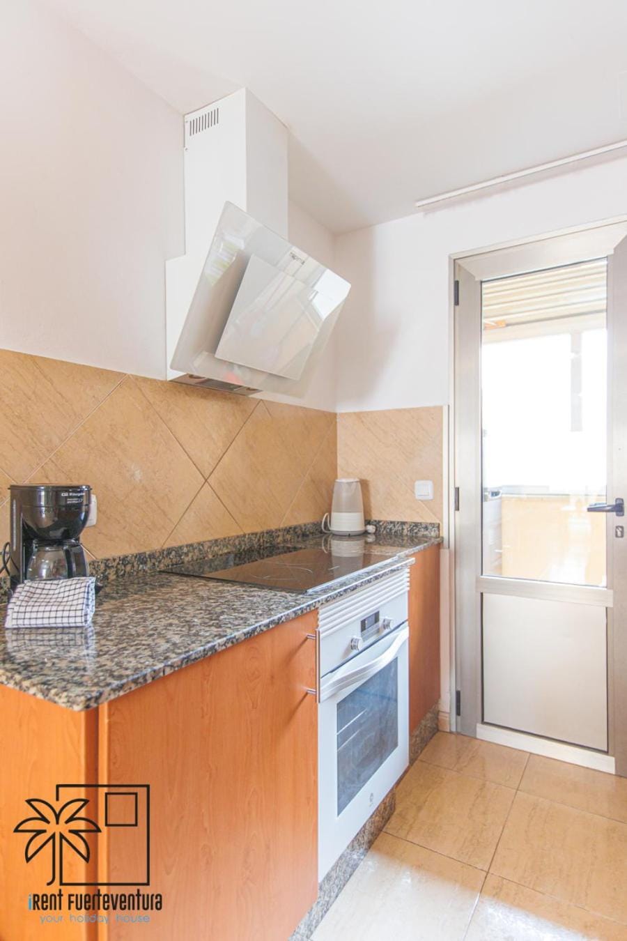 Coffee/tea facilities, Kitchen or kitchenette, oven, stove, toaster