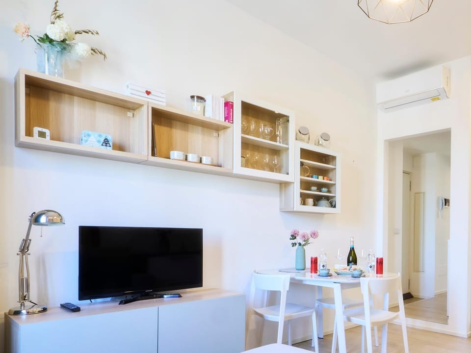 TV and multimedia, Living room, Food and drinks, Seating area, Dining area, Drinks, air conditioner