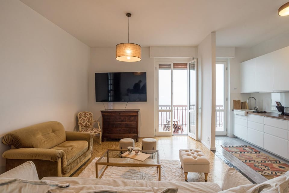 TV and multimedia, Kitchen or kitchenette, Living room