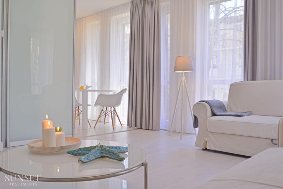 Bed, Living room, Photo of the whole room, Seating area