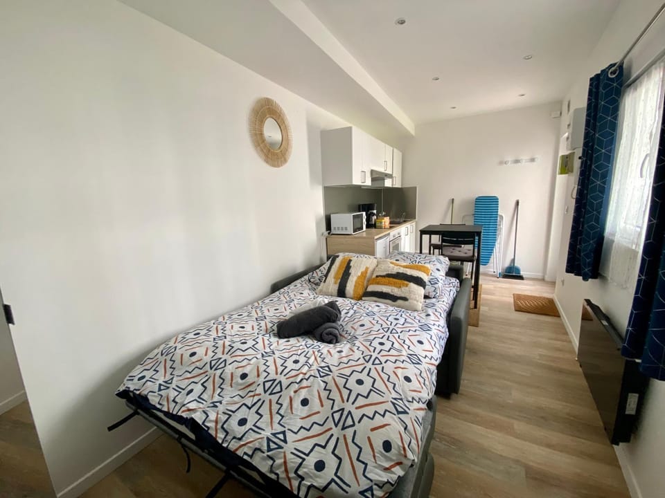 Bed, Living room, Seating area
