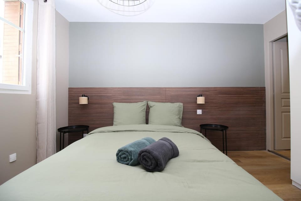Bedroom, towels
