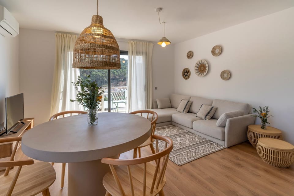 Communal lounge/ TV room, TV and multimedia, Balcony/Terrace, Living room, Dining area, air conditioner