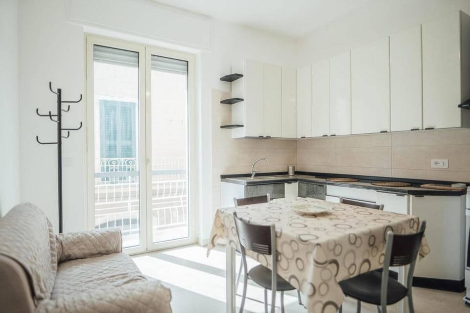 Kitchen or kitchenette, Living room, Seating area, Dining area, stove