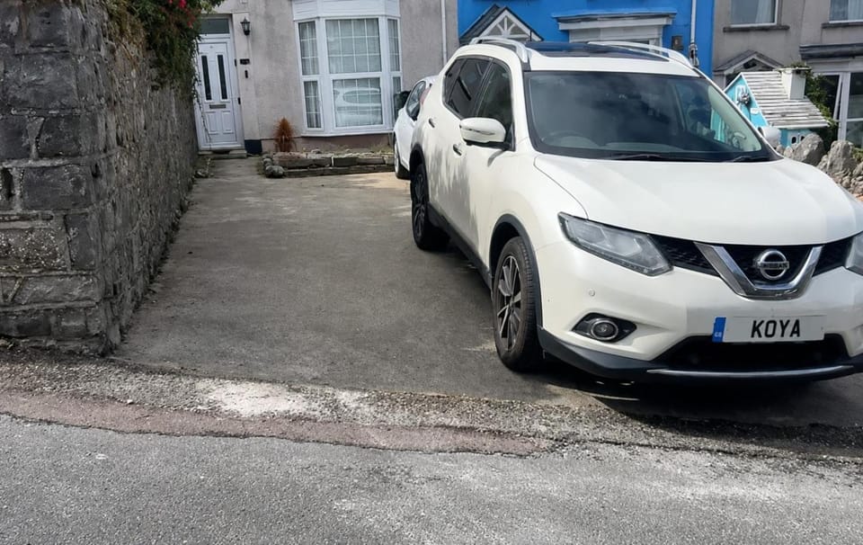 Flo Suite I 2x Free Parking I Trendy 3BR I Sleeps 8 I I Close to Mumbles Promenade I Swansea Bay Beach I Swansea Arena I Wi-Fi I Pool Table House in The Mumbles