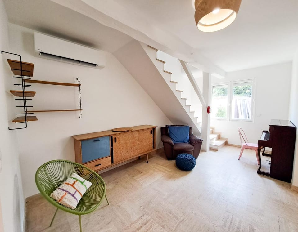 Activities, Living room, Seating area, air conditioner
