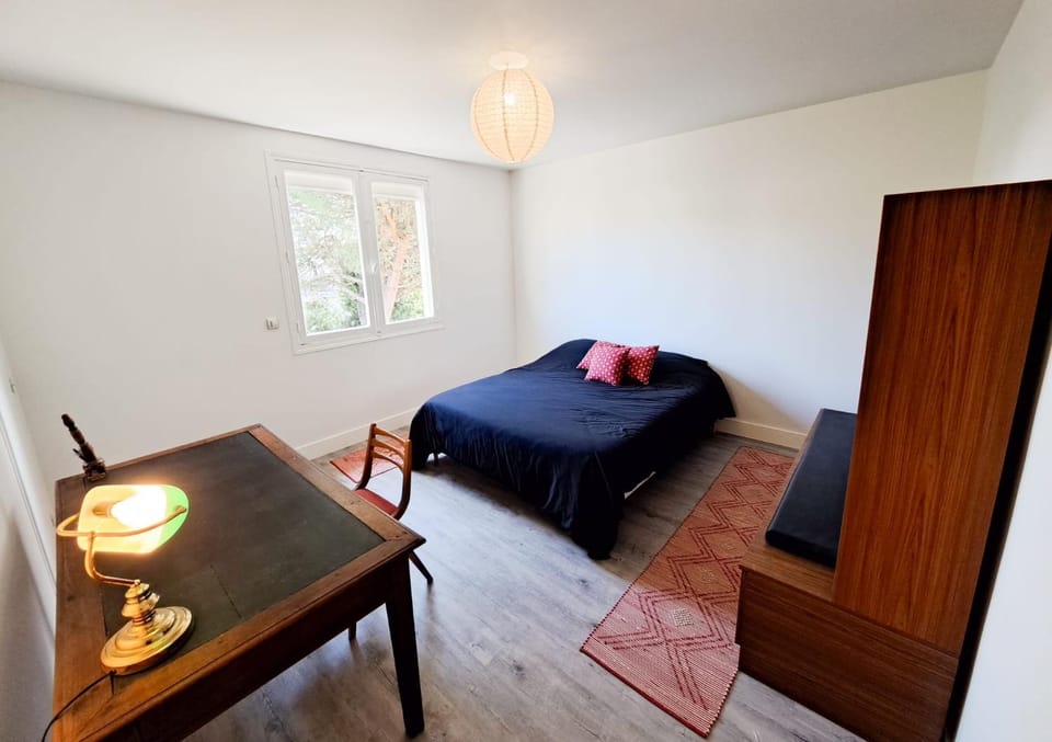 Bed, Photo of the whole room, Seating area, Bedroom