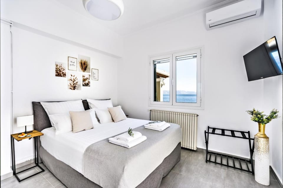 Bed, TV and multimedia, Photo of the whole room, Bedroom, Sea view, internet, towels, air conditioner