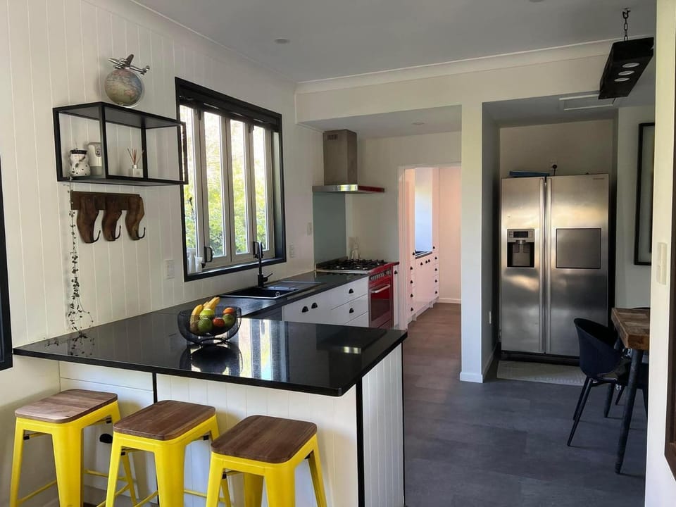 Kitchen or kitchenette, Dining area, dishwasher, oven, stove