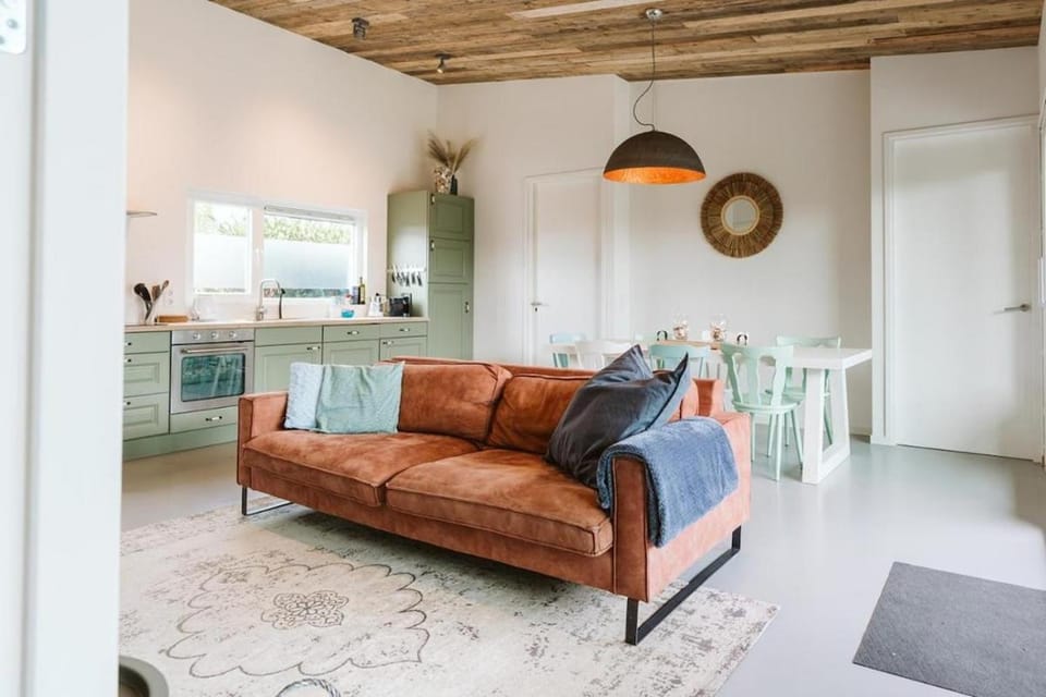 Kitchen or kitchenette, Seating area, Dining area