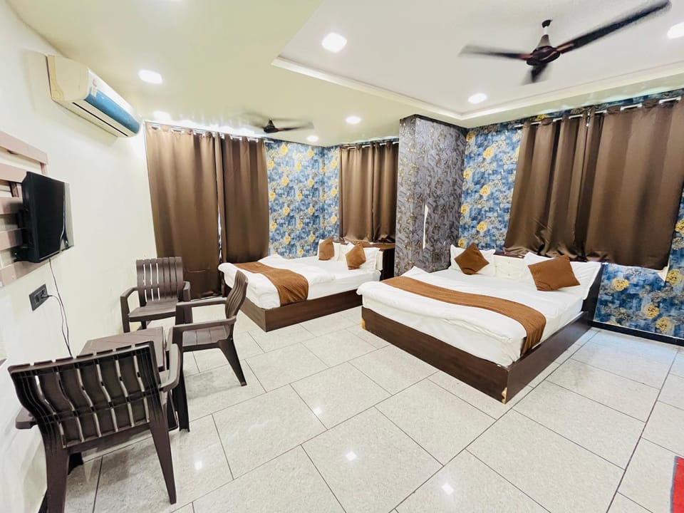 Photo of the whole room, air conditioner