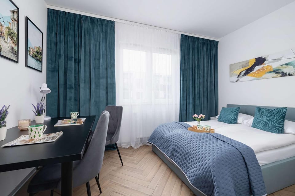 Bed, Photo of the whole room, Seating area, Bedroom