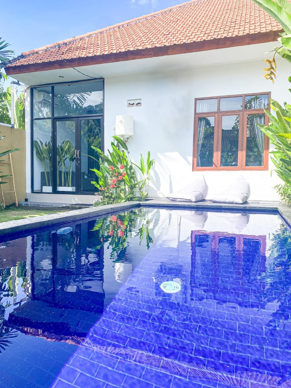 Property building, Patio, Day, Pool view, Swimming pool, sunbed