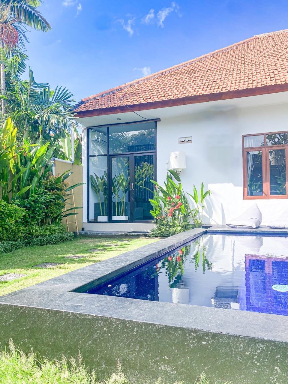 Property building, Day, Garden, Garden view, Pool view, Swimming pool