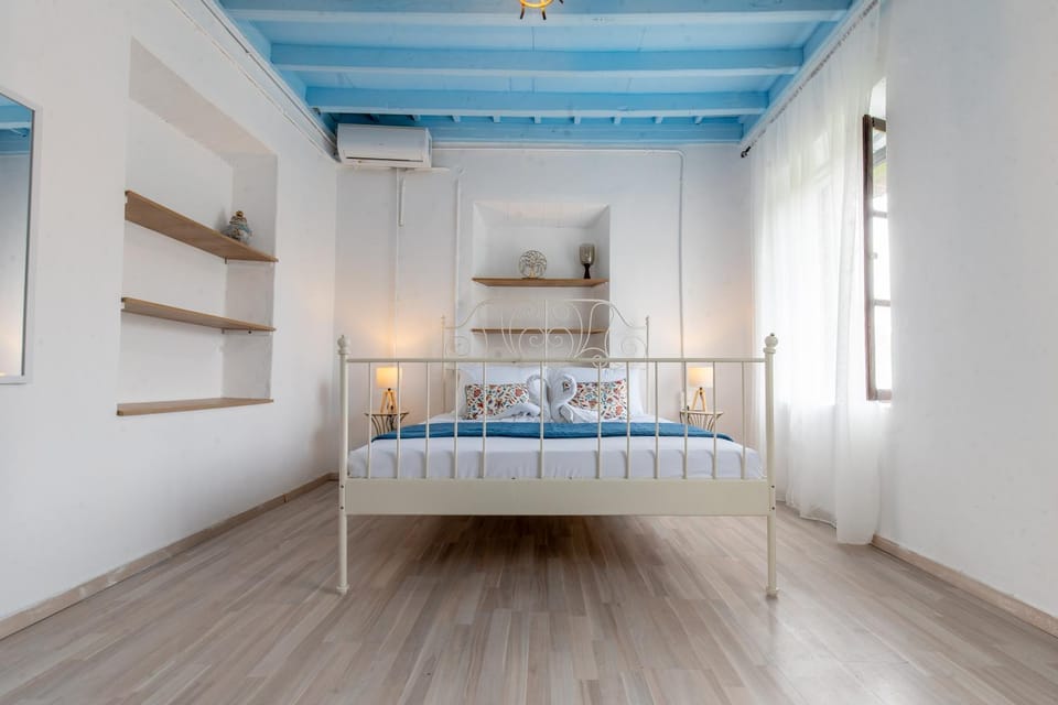Bed, Photo of the whole room, Bedroom, air conditioner