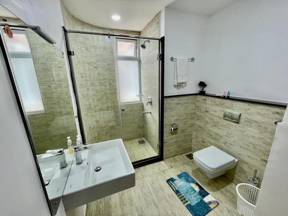 newly furnished two bedroom apartment with swimming pool, fully equipped gym, private parking space,children playground and unbeatable scenic city views Apartment in Nairobi