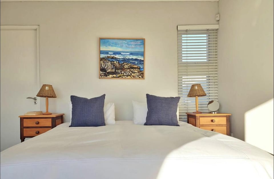 Azure Haven - ocean views and tranquil sounds House in Cape Town