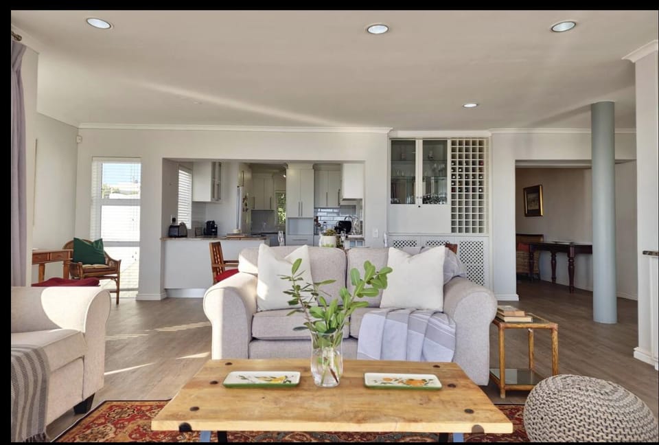Azure Haven - ocean views and tranquil sounds House in Cape Town