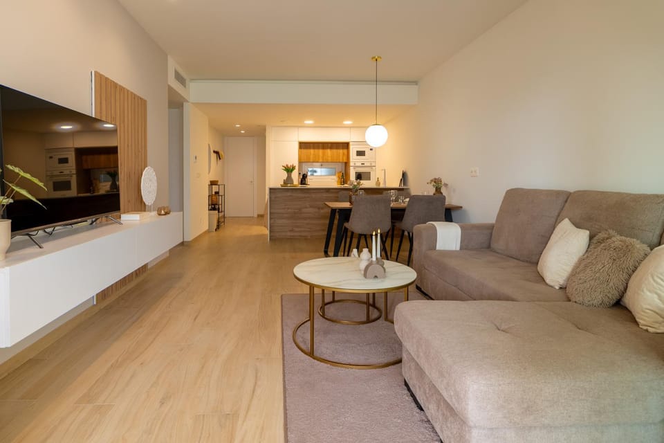 TV and multimedia, Living room, Seating area, Dining area
