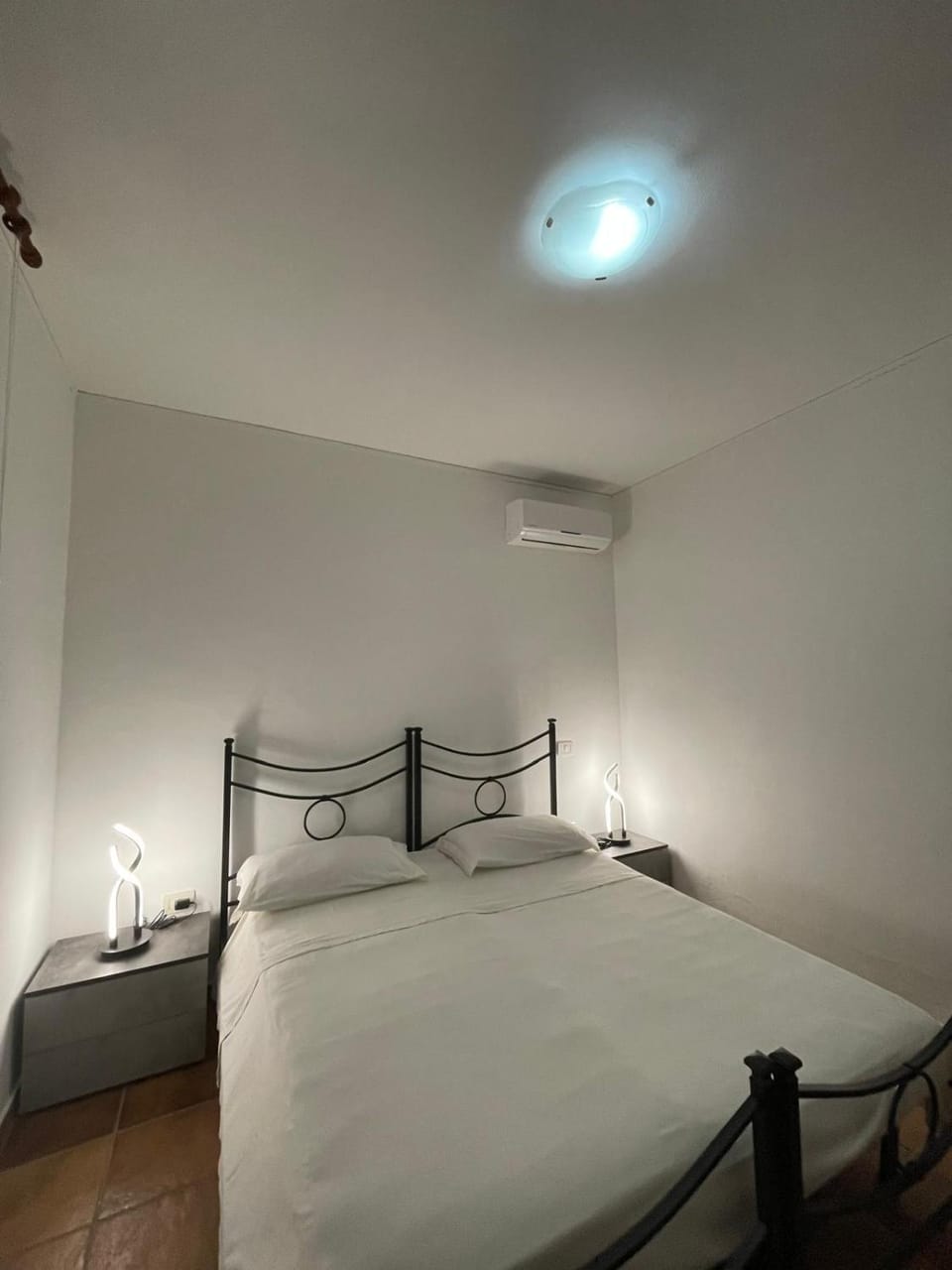 Bed, air conditioner