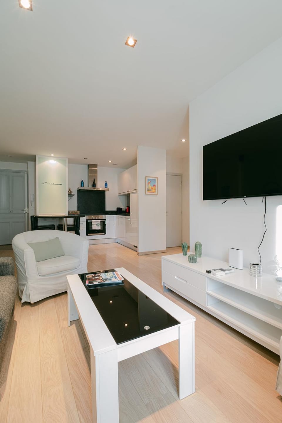 TV and multimedia, Kitchen or kitchenette, Living room, Seating area