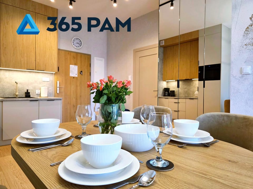 Coffee/tea facilities, Kitchen or kitchenette, Dining area, stove