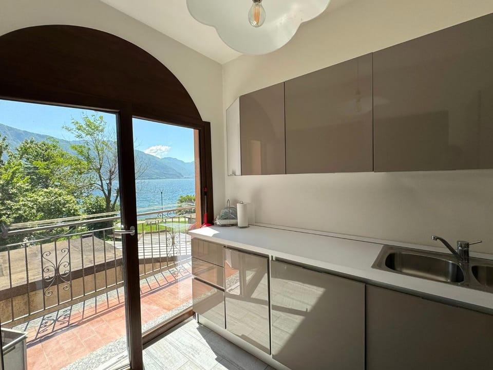 View (from property/room), Balcony/Terrace, Dining area