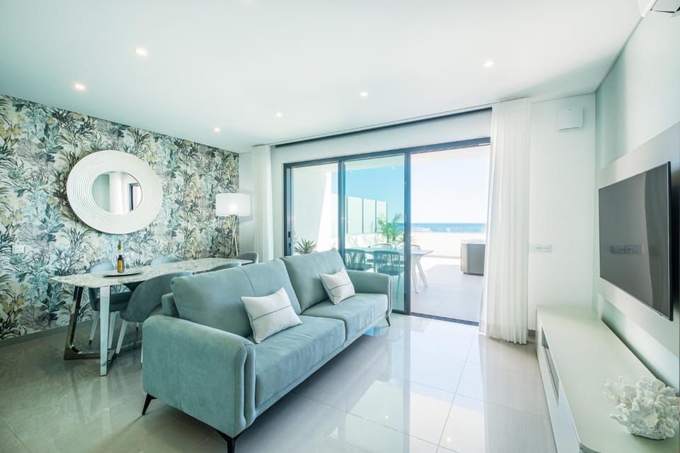 Communal lounge/ TV room, TV and multimedia, Living room, Seating area, Dining area