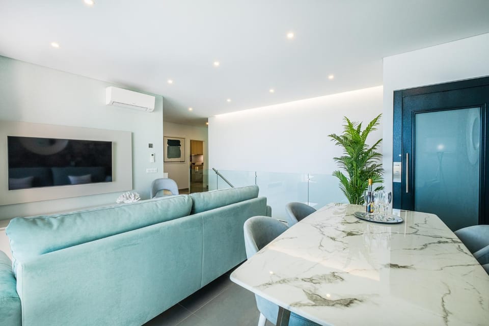 TV and multimedia, Living room, Seating area, Dining area